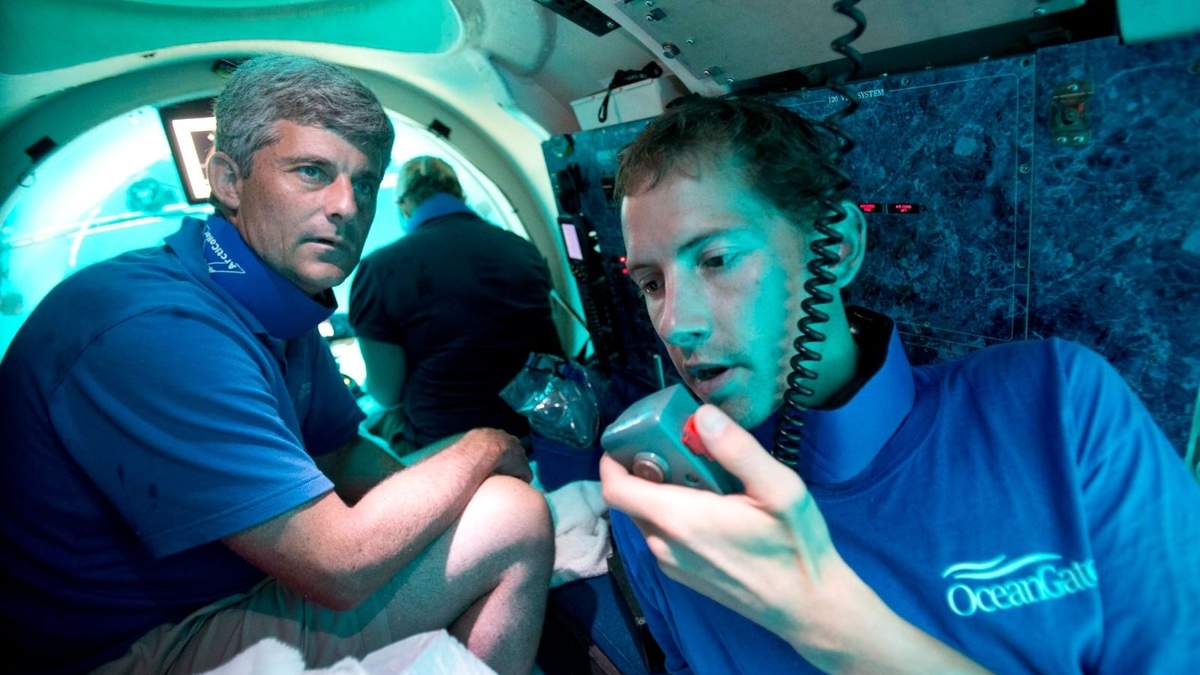 El piloto Randy Holt y Stockton Rush, CEO y cofundador de OceanGate, en un sumergible cerca de Fort Lauderdale, Florida, el 28 de junio de 2013