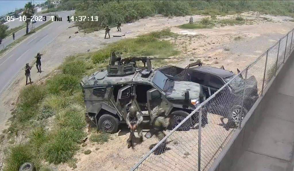 Militares llegan al lugar donde cinco jóvenes armados chocaron y luego fueron ejecutados en Nuevo Laredo