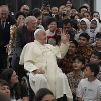 Papa se sale del guion en Asia y muestra que aún puede mover multitudes