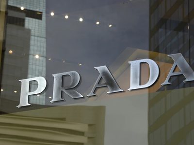 Prada comprará a Versace en un acuerdo valorado por mil 400 millones de dólares