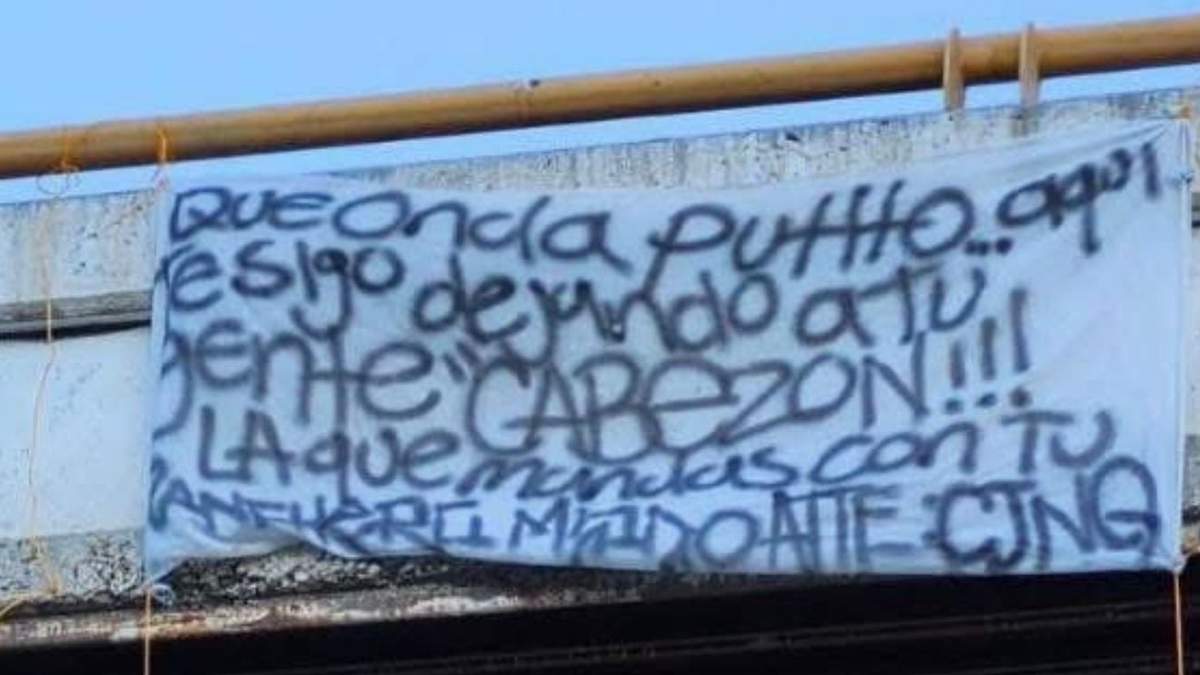 Aparece cuerpo colgado y "narcomanta" en puente de Tijuana, Baja California