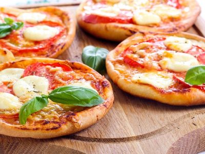 Hacé 12 pizzetas saborizadas con solo medio kilo de harina y este recetón para quedar de 10 en tus juntadas
