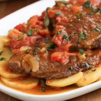 Prepará unos bifes a la criolla: la receta tradicional argentina con carne, papas y morrón