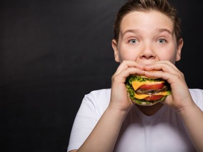 Estudios aseguran que la comida chatarra genera envejecimiento