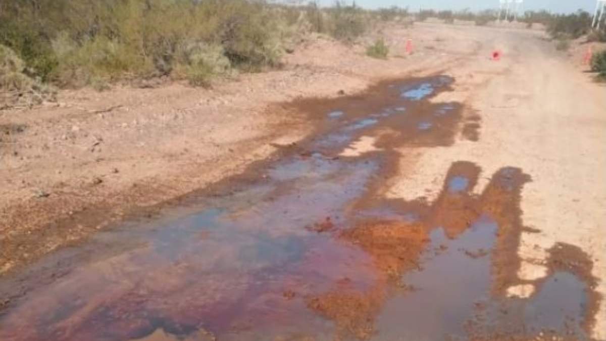 El derrame de crudo afectó el suelo.  Fuente: (Facebook)
