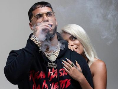 ¿Tan pegados? Karol G con un atuendo explosivo le baila a Anuel ¡Esa calza explota!
