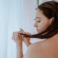 Prestá atención: el secreto para mantener tu cabello sano y sin caspa que muchos peluqueros no quieren revelar