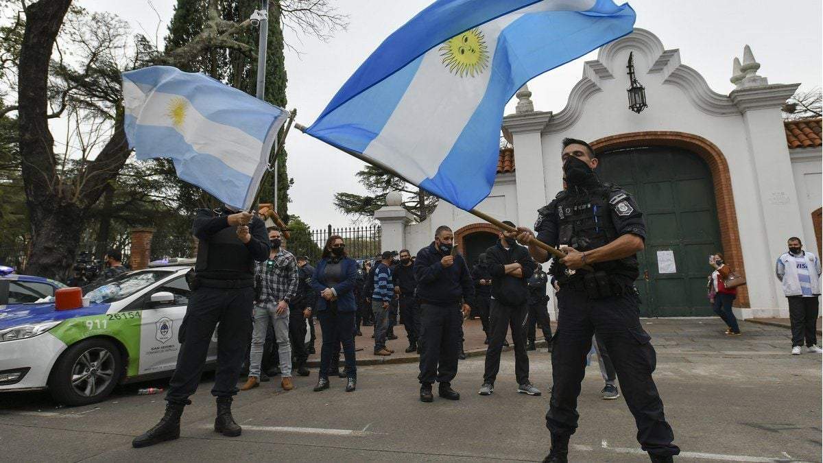 Efectivos bonaerenses frente a la Quinta de Olivos. Fuente: (Twitter)