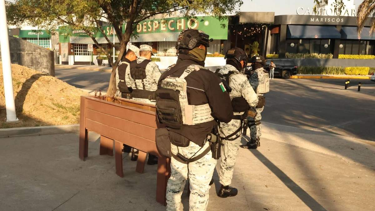 Fuerzas federales frente al sitio del ataque