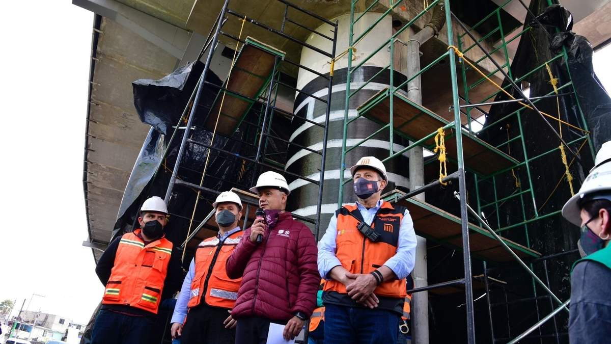 El secretario de Obras y Servicios, Jesús Esteva, en un recorrido por el tramo elevado de la Línea 12 del Metro
