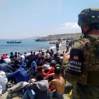 España expulsa miles de migrantes que irrumpieron en la frontera de Ceuta