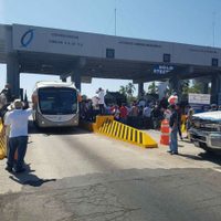 Manifestantes agreden a reporteros durante desalojo de caseta de peaje en Colima