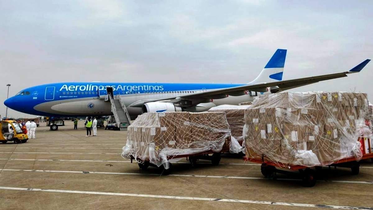 Uno de los aviones de Aerolíneas Argentinas encargados de traer dosis de la vacuna china Sinopharm. Fuente: (Twitter)