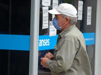El Gobierno oficializó el pago del bono de 5.000 a jubilados: cuándo lo depositará la ANSES