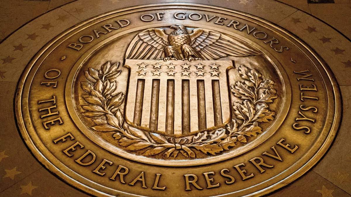 En esta imagen del 5 de febrero de 2018, el sello de la Junta de Gobernadores del Sistema de la Reserva Federal de Estados Unidos se ve en el suelo en el edificio Marriner S. Eccles de la Reserva Federal en Washington