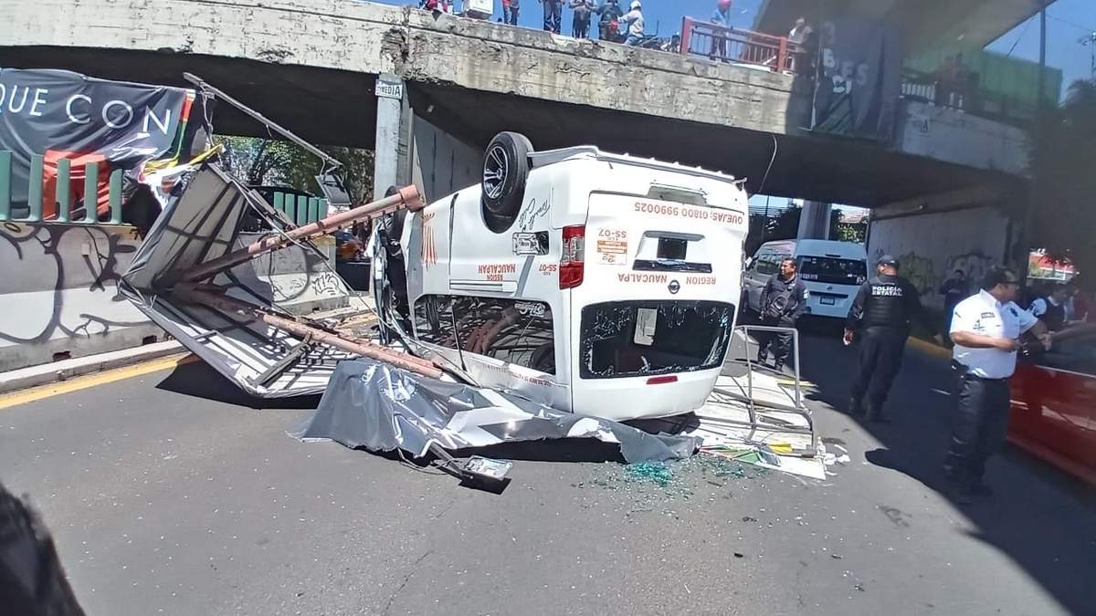 Combi de pasajeros cae en carriles centrales de Periférico