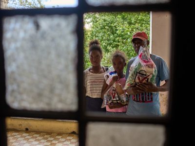 Ciudadanos cubanos agradecen a México la entrega de alimentos mientras la crisis se agrava