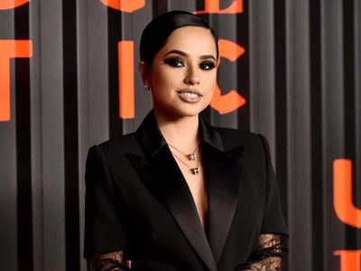 "No soy ni mala ni santa": Becky G traduce su último éxito para los usarios de internet