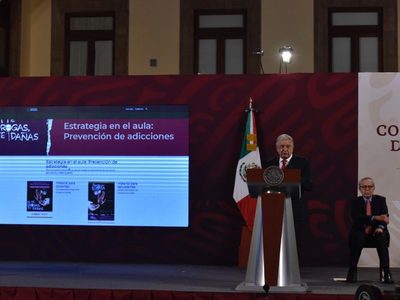 AMLO anuncia campaña contra las drogas en escuelas secundarias y bachilleratos