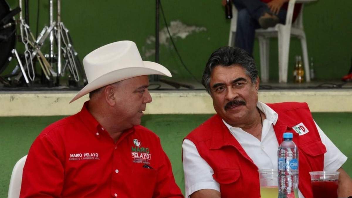 El líder del PRI en Jalisco, Ramiro Hernández (der.)