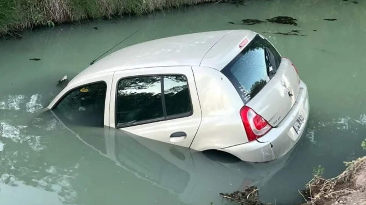Un Renault Clío derrapó directo al canal Bejarano. Fuente: (Facebook)