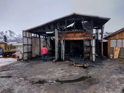 El fuego consumió una casa y un taller en Bariloche