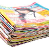 No tires las revistas viejas que coleccionas y haz este delicado adorno para tu cuarto o living