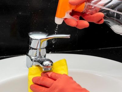 El secreto de la abuela para limpiar la grifería y el sarro de tu baño y dejarlo impecable