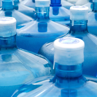 Si tenés bidones de agua vacíos, guardalos y hacé este coqueto canasto para guardar la ropa sucia