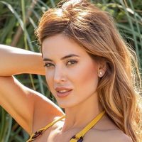 ¡Estaba de espaldas! Jesica Cirio salió de campera corta y ¡se olvidó el pantalón!