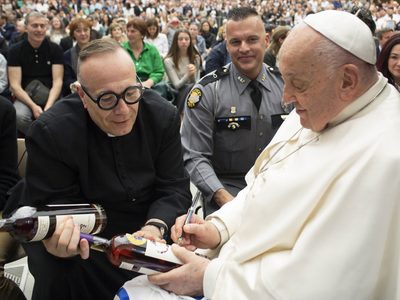 Botellas de bourbon de Kentucky firmadas por el Papa recaudan miles de dólares para obras benéficas