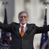 Elton John, Scorsese y más amigos y admiradores se despiden de Tony Bennett
