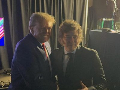 Trump abraza efusivamente al presidente Javier Milei en cumbre conservadora
