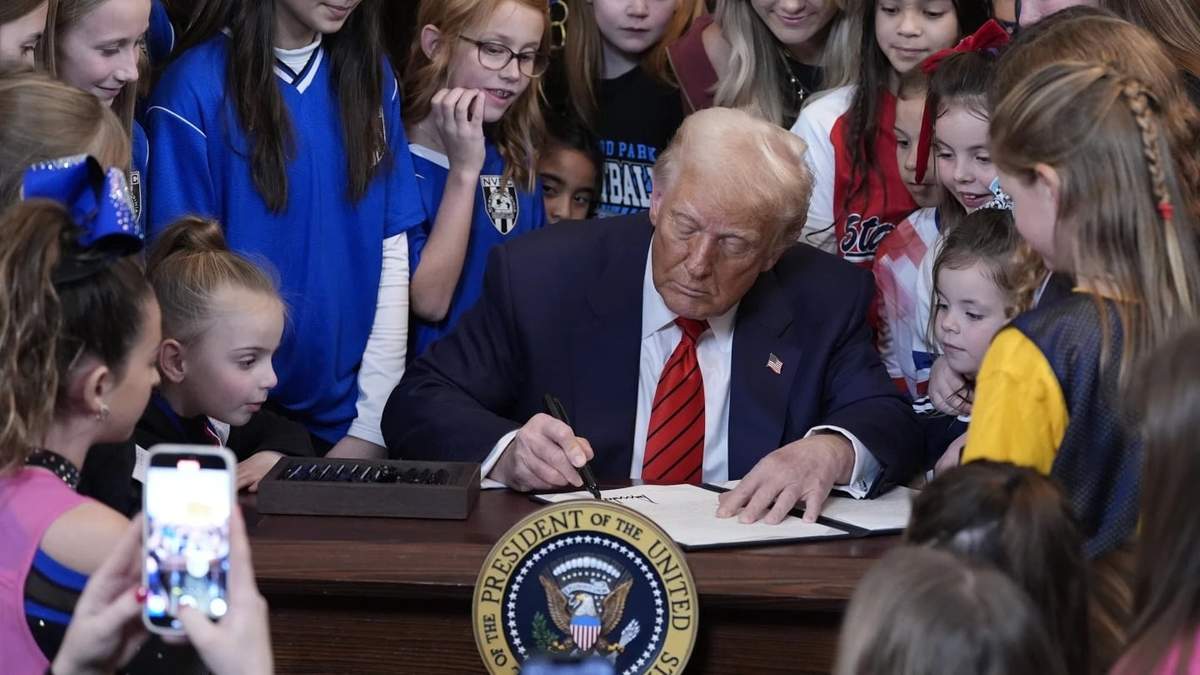 Trump da a las escuelas una fecha límite para terminar los programas DEI o perderán dinero federal