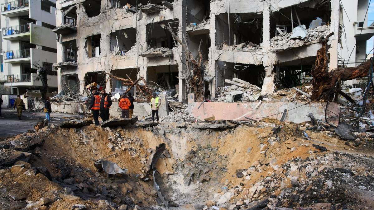 Trabajadores de rescate y personal militar observan el lugar donde impactó un misil iraní en Tel Aviv, Israel, el domingo 1 de marzo de 2026