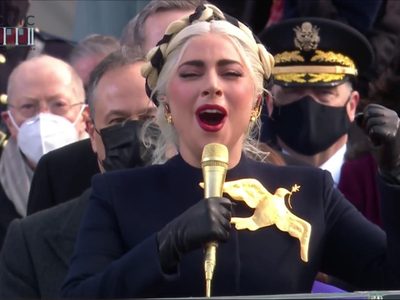 Video: con todo el glamour, Lady Gaga cantó el Himno Nacional durante la asunción de Joe Biden