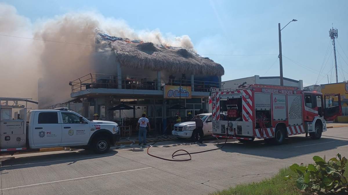 Incendio en restaurante-palapa, causado por bombas molotov, en Coatzacoalcos, Veracrcuz