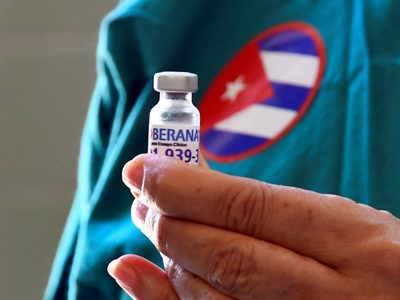 Argentina analiza comprar dos vacunas cubanas con un monto que debe la nación caribeña desde 1973