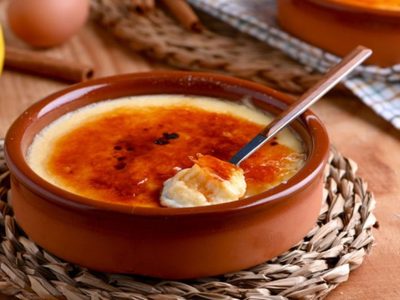 Postre exprés y sedoso: cómo lograr una crema catalana suave y lista en un abrir y cerrar de ojos con poquitos ingredientes