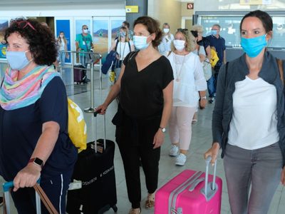 España evalúa levantar las restricciones de viaje con Argentina y otros países