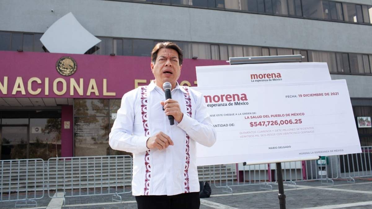 Mario Delgado acudió al INE para entregar el cheque para la compra de vacunas
