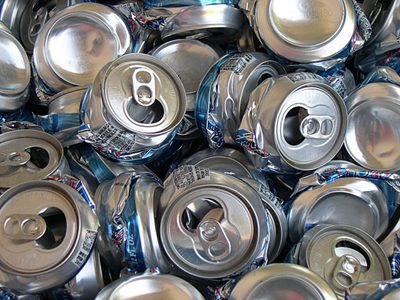 No tires las latas de cervezas: creá estas macetas súper coquetas para tus minisuculentas