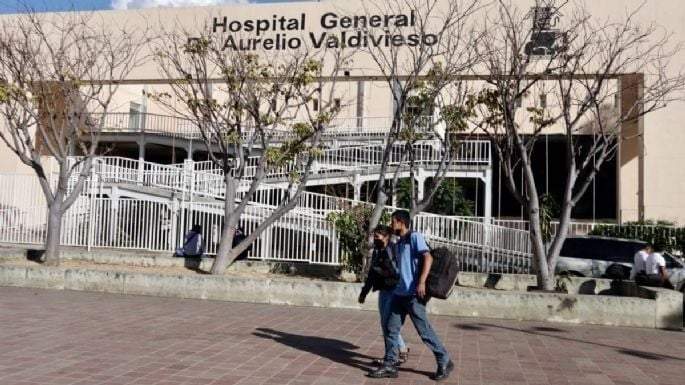 Abandono a hospital de Oaxaca: personal médico alumbra con luz de celular para continuar operando