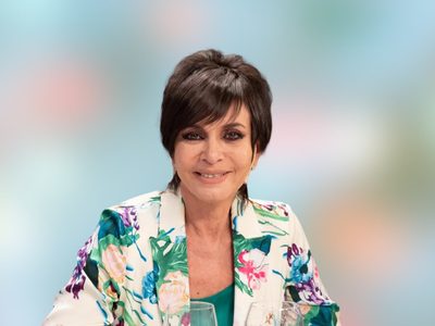 A sus 69 años, Mónica Gutiérrez marca tendencia con un conjunto clásico y los zapatos que no podemos dejar de tener