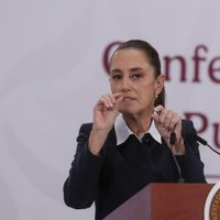 Sheinbaum pide resolver conflicto entre taxistas del AICM y aplicaciones mediante el diálogo