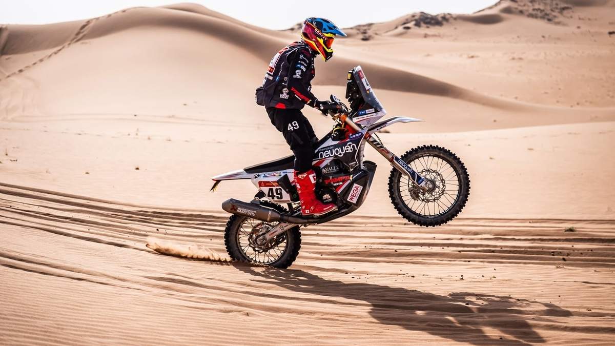 Santiago Rastán recorre el desierto de Ababia Saudita. Fuente: (Instagram)
