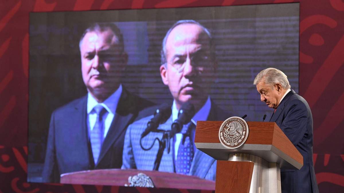 El presidente mostró una imagen de García Luna y Calderón en la conferencia matutina