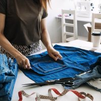 No tires el jean viejo o roto que tenés: mirá cómo crear la cartera más canchera y no gastar fortuna en una nueva
