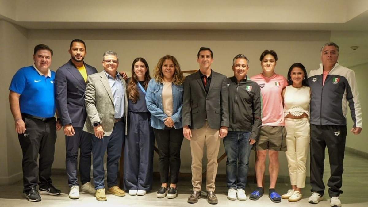 Marijose Alcalá y Rommel Pacheco con los integrantes de la nueva federación
