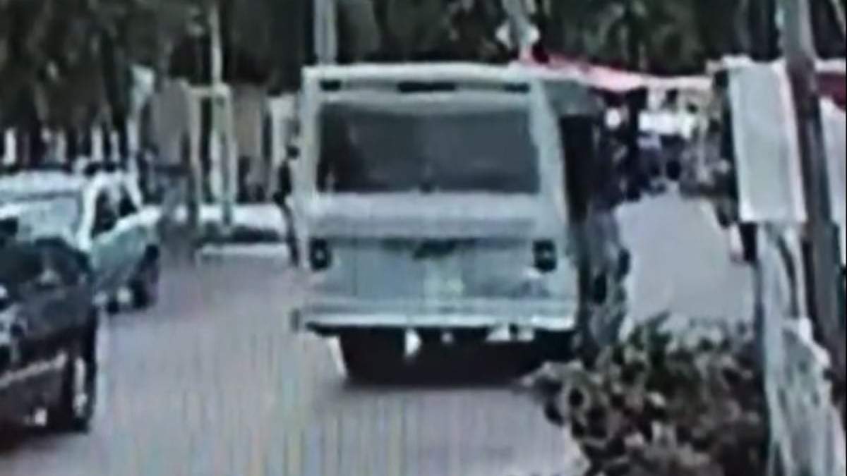 Microbús que impactó un puesto
